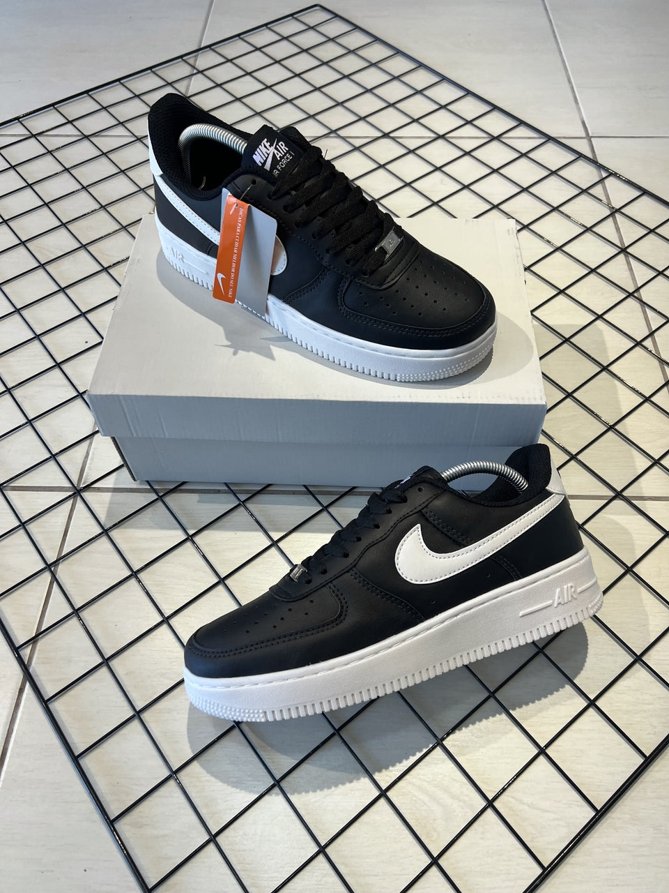 TÊNIS NIKE AIR FORCE 1 - PRETO / BRANCO
