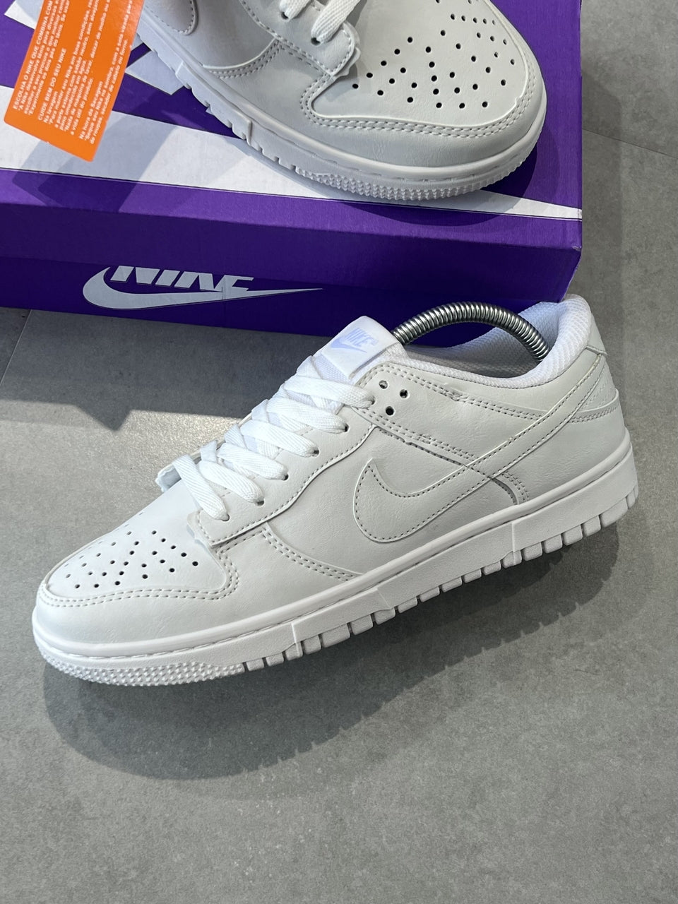 TÊNIS NIKE DUNK LOW - TRIPLE WHITE