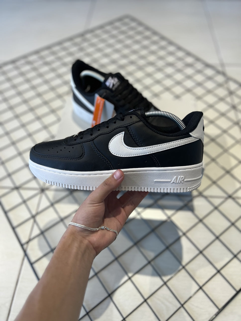 TÊNIS NIKE AIR FORCE 1 - PRETO / BRANCO