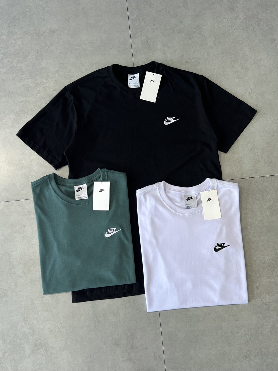 CAMISETA NIKE SPORTSWEAR - BÁSICA