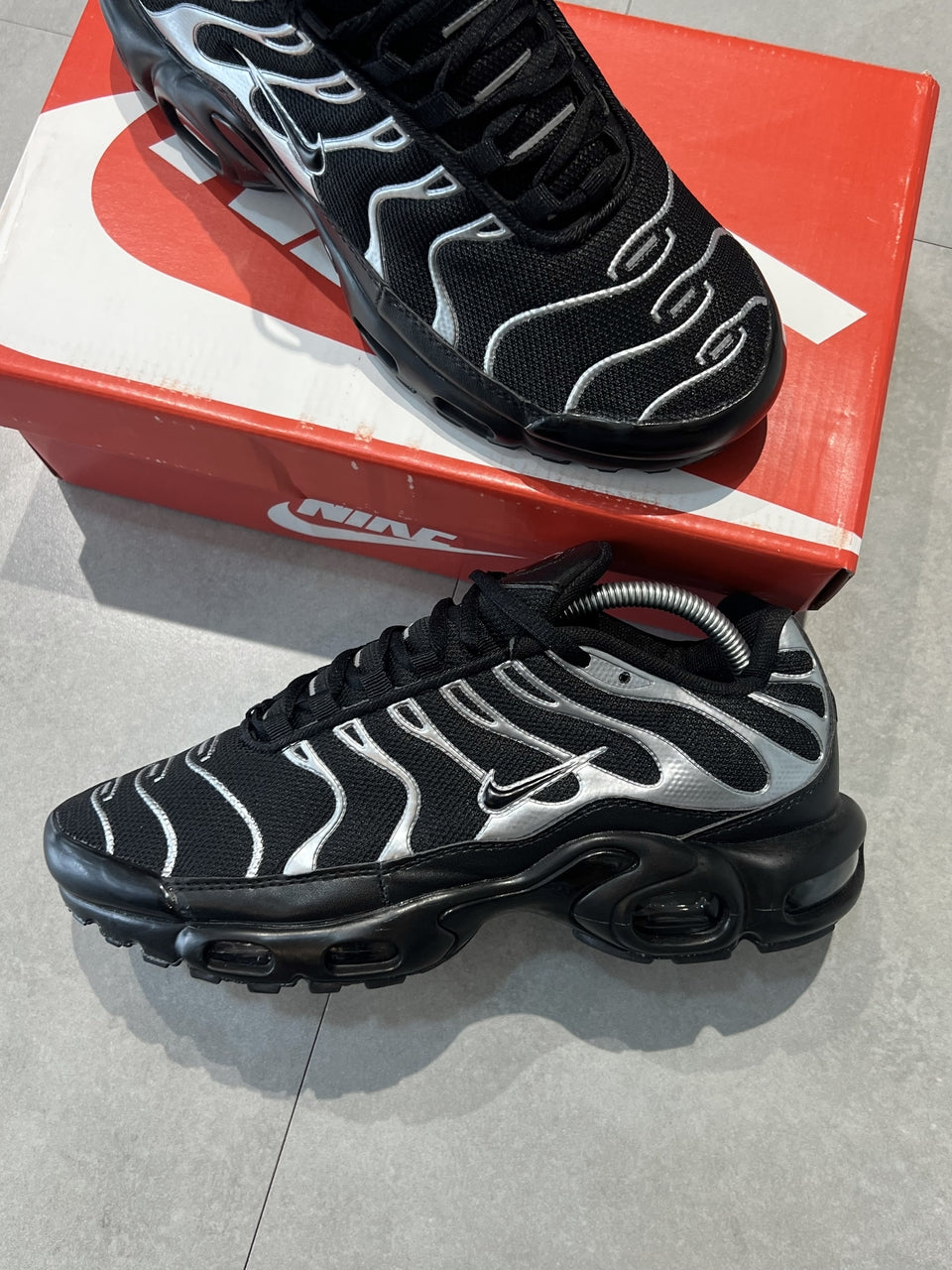 TÊNIS NIKE AIR MAX PLUS TN - METALLIC SILVER
