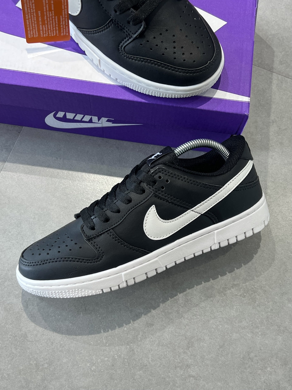 TÊNIS NIKE DUNK LOW - PRETO / BRANCO