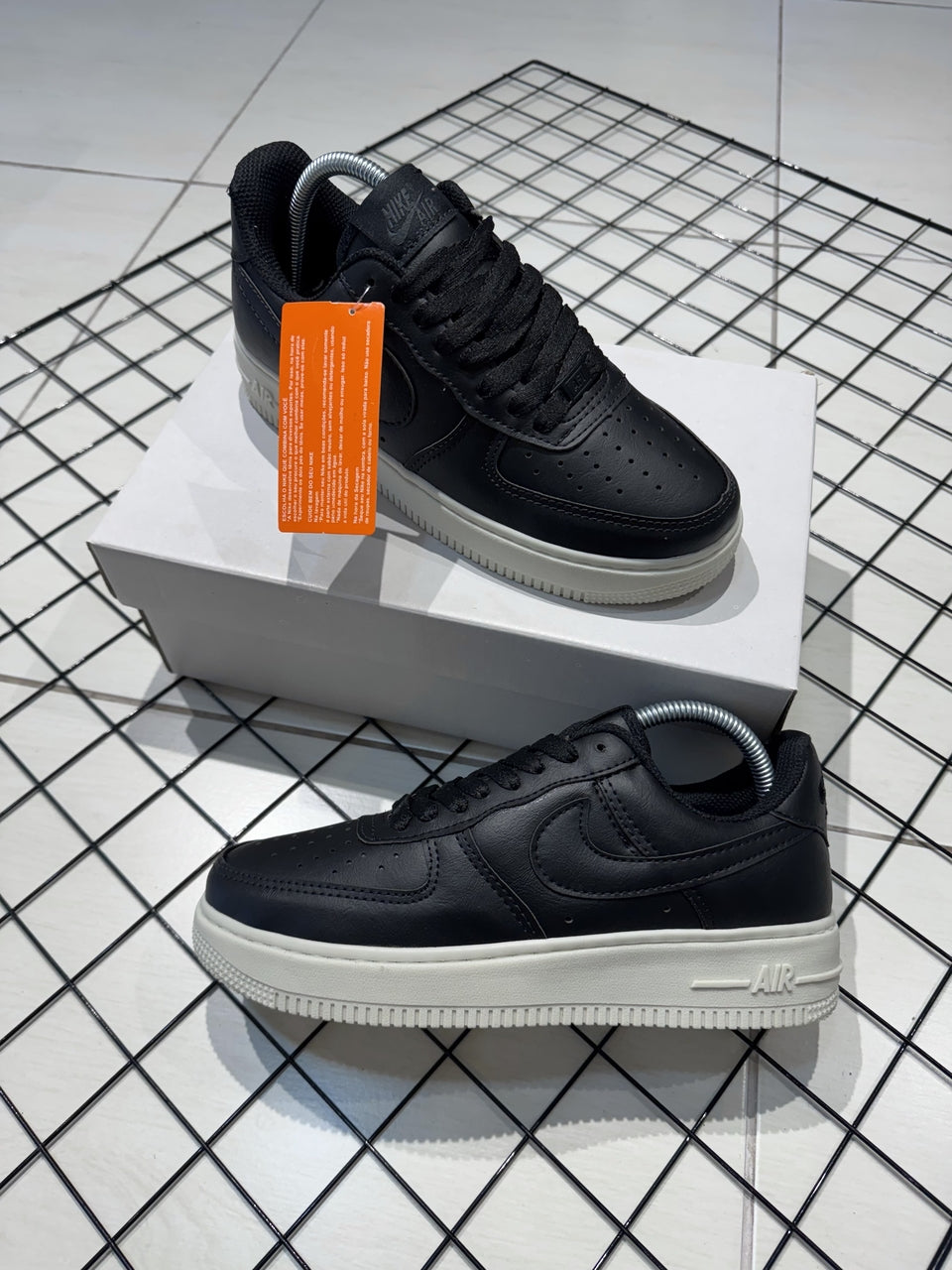TÊNIS NIKE AIR FORCE 1 - COURO