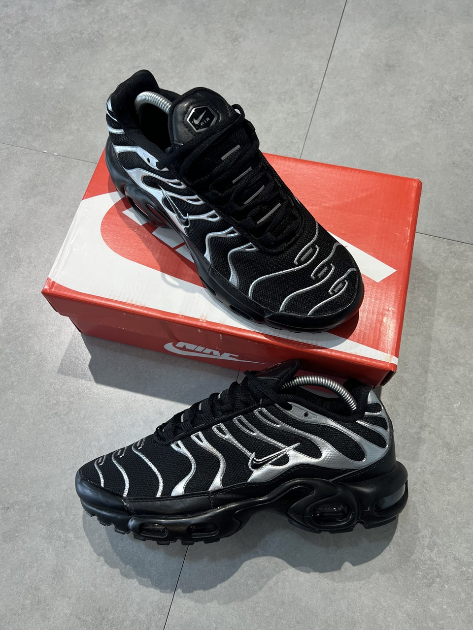 TÊNIS NIKE AIR MAX PLUS TN - METALLIC SILVER
