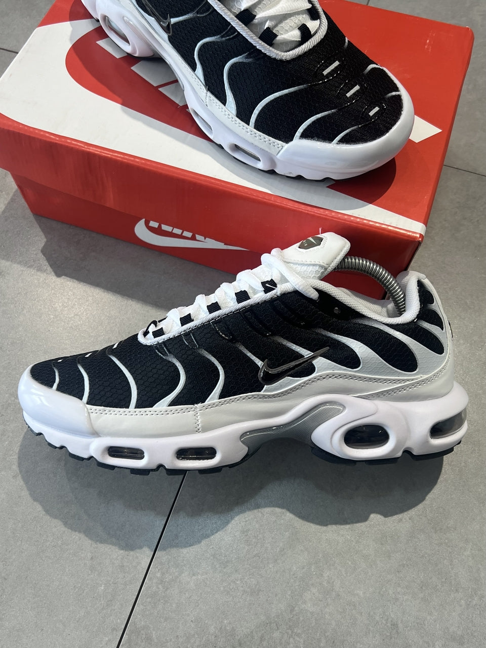 TÊNIS NIKE AIR MAX PLUS TN - KILLER WHALE