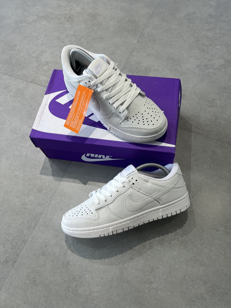TÊNIS NIKE DUNK LOW - TRIPLE WHITE