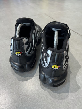 TÊNIS NIKE AIR MAX PLUS TN - METALLIC SILVER
