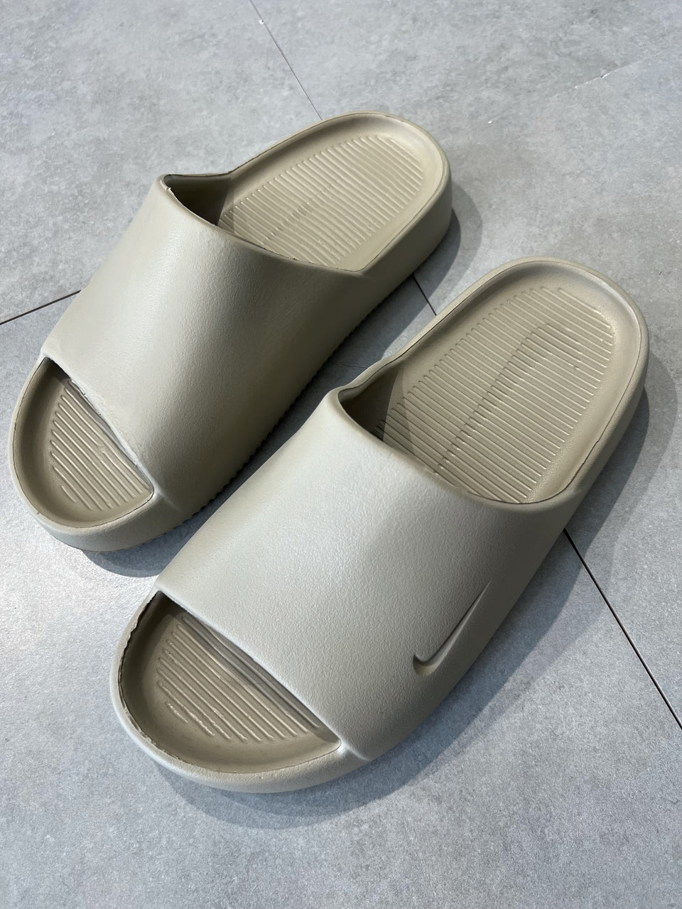 CHINELO NIKE CALM - BEGE