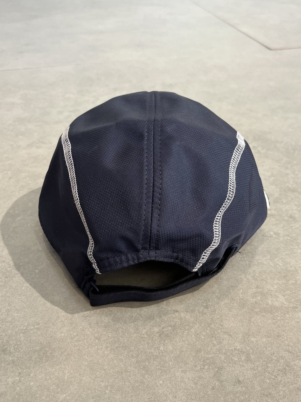 BONÉ LACOSTE COLORBLOCK - AZUL MARINHO