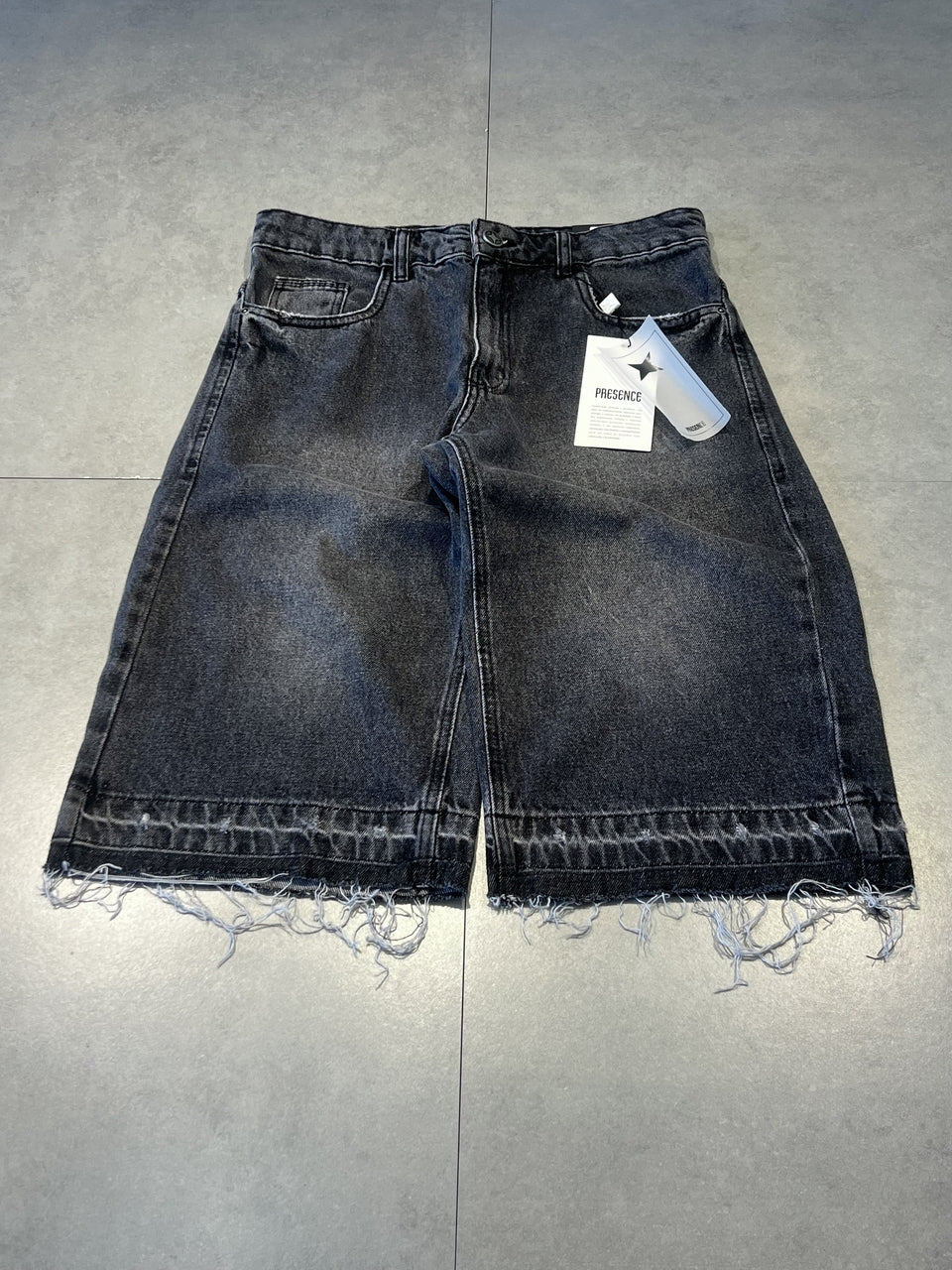 BERMUDA JEANS JORTS "BLACK FLARE" - 9081