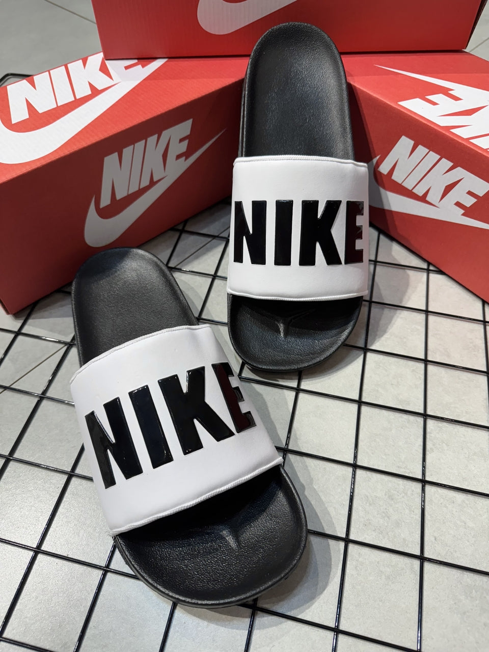 CHINELO NIKE OFFCOURT - BRANCO