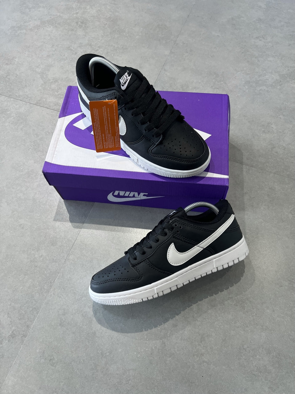 TÊNIS NIKE DUNK LOW - PRETO / BRANCO