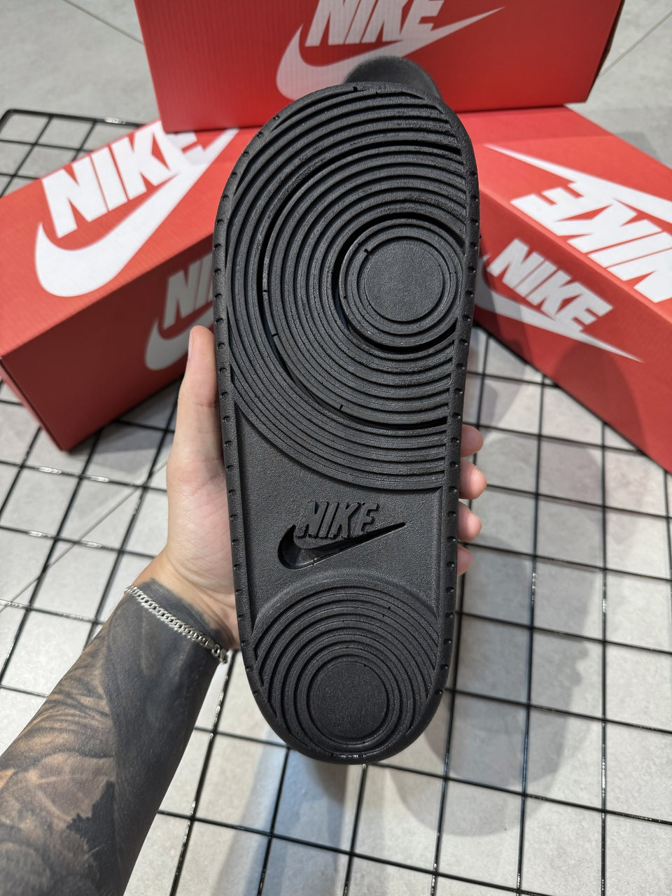 CHINELO NIKE OFFCOURT - PRETO