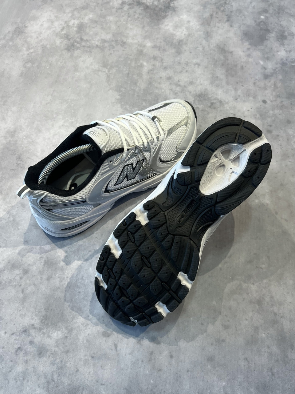 TÊNIS NEW BALANCE 530 "WHITE METALLIC"