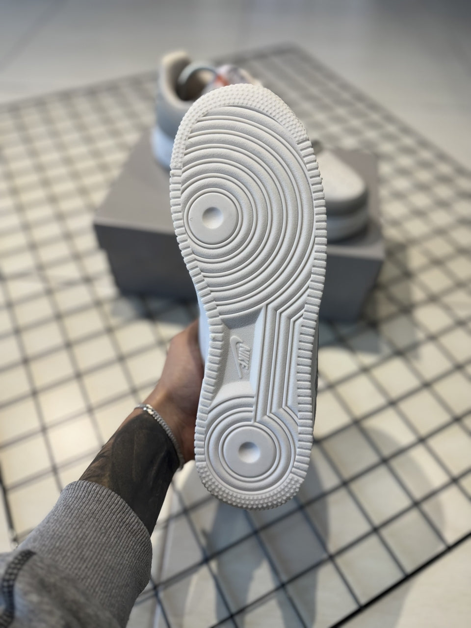 TÊNIS NIKE AIR FORCE 1 - GREY FOG