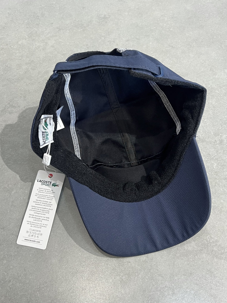 BONÉ LACOSTE COLORBLOCK - AZUL MARINHO