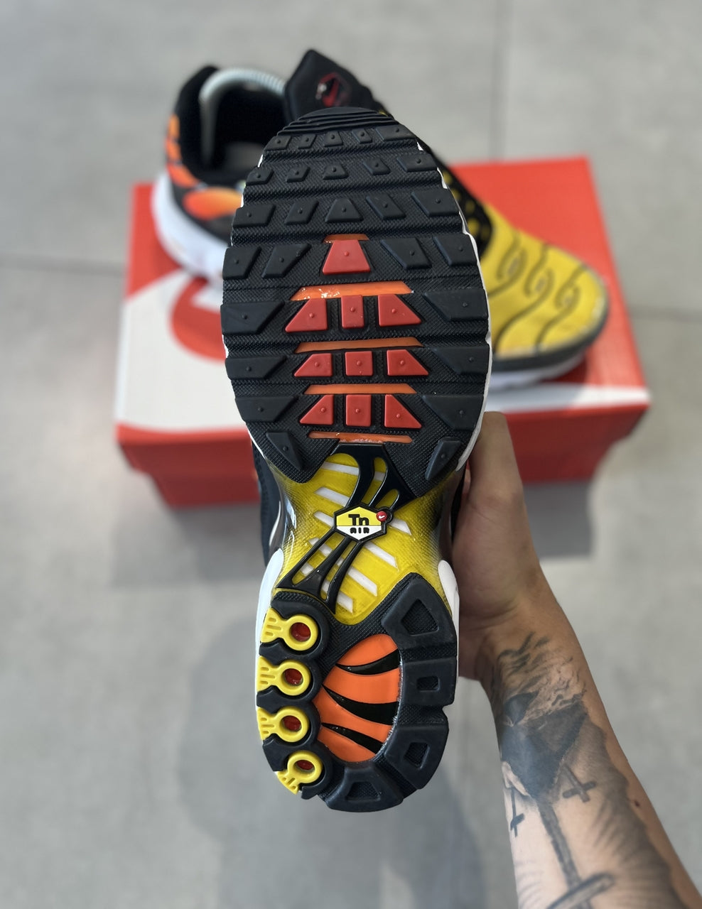 TÊNIS NIKE AIR MAX PLUS TN - SUNSET