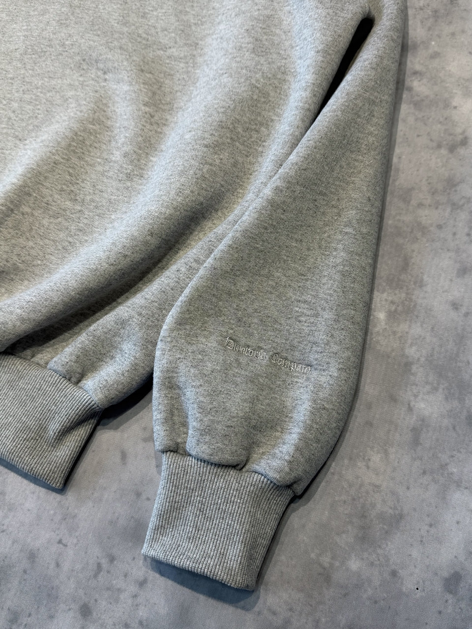 MOLETOM "ESSENTIAL ZIP"