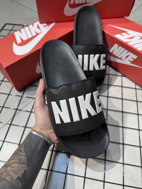 CHINELO NIKE OFFCOURT - PRETO