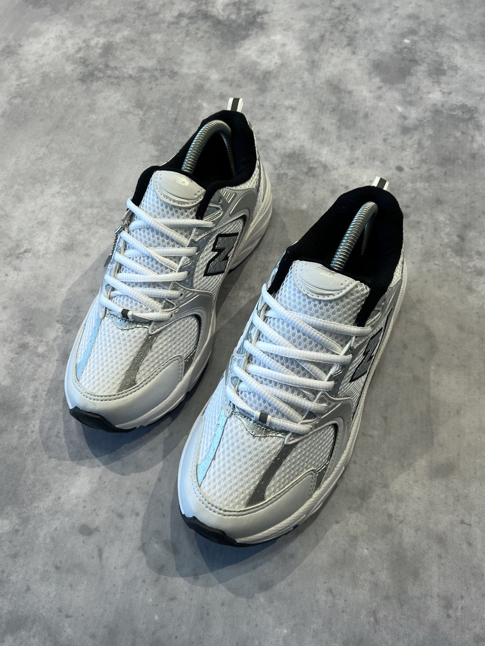 TÊNIS NEW BALANCE 530 "WHITE METALLIC"