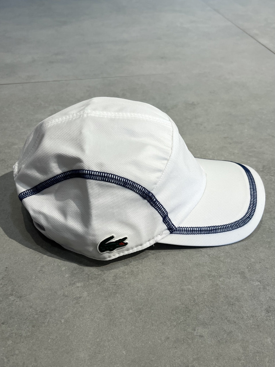 BONÉ LACOSTE COLORBLOCK - BRANCO