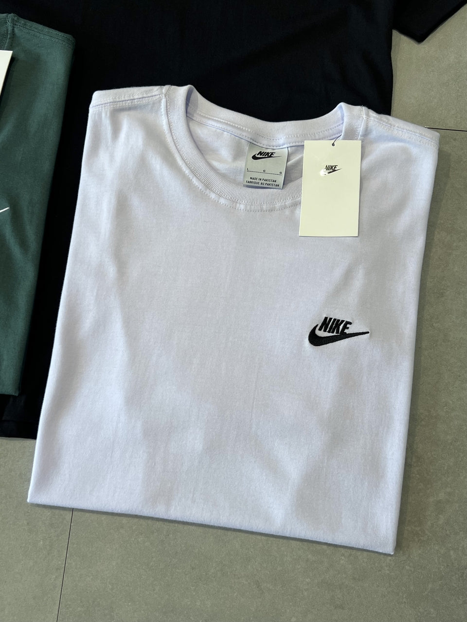 CAMISETA NIKE SPORTSWEAR - BÁSICA