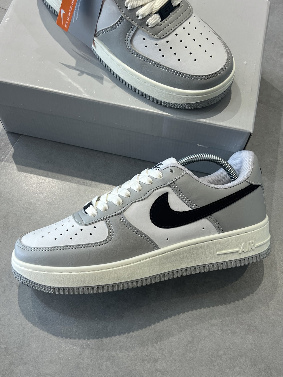 TÊNIS NIKE AIR FORCE 1 - GREY NOBUCK
