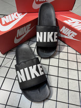 CHINELO NIKE OFFCOURT - PRETO