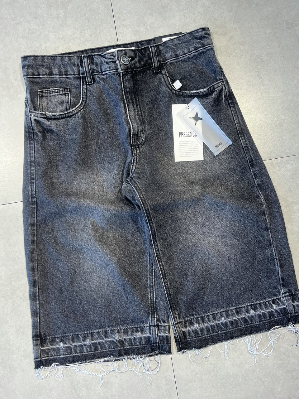 BERMUDA JEANS JORTS "BLACK FLARE" - 9081