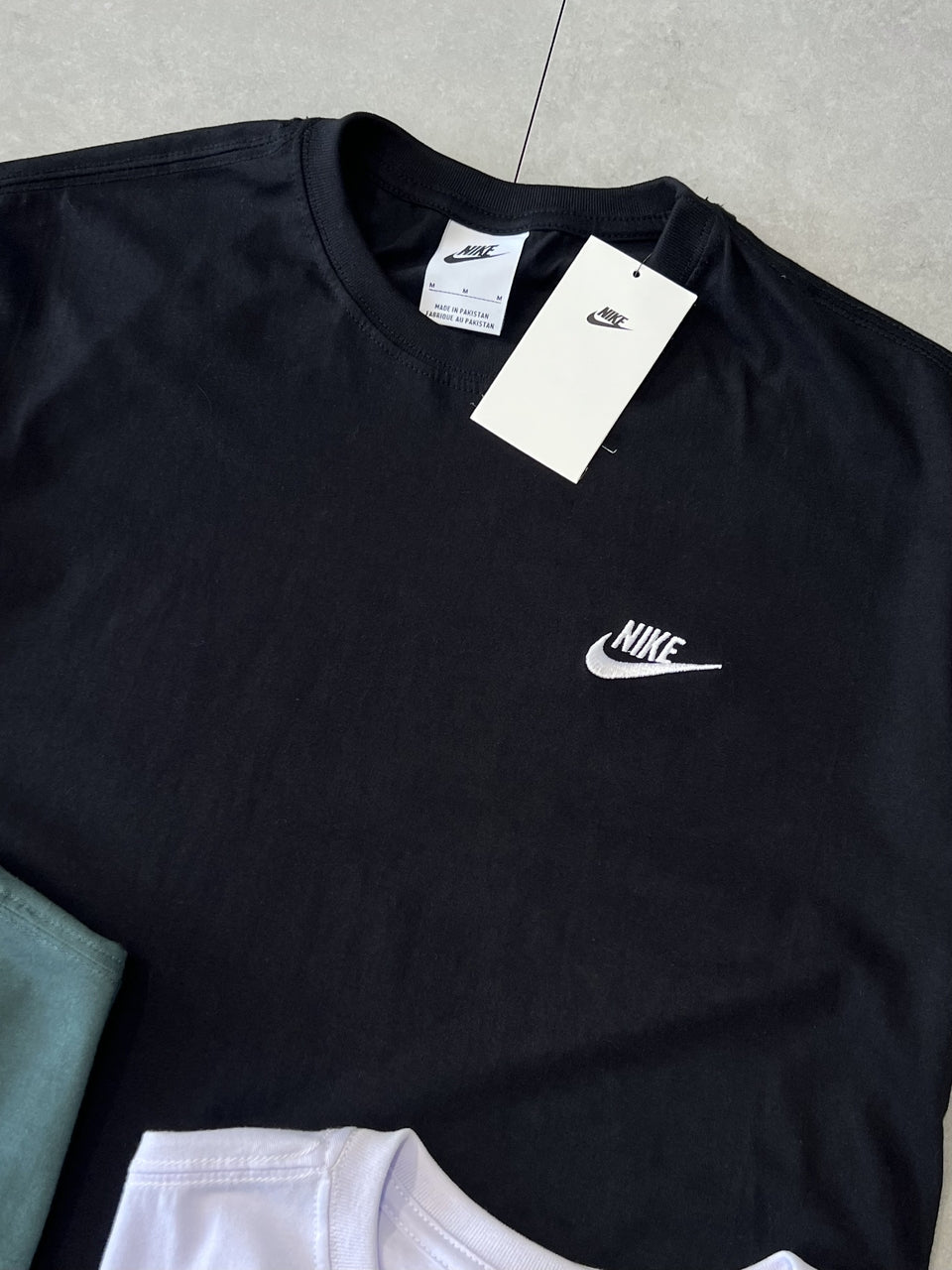 CAMISETA NIKE SPORTSWEAR - BÁSICA