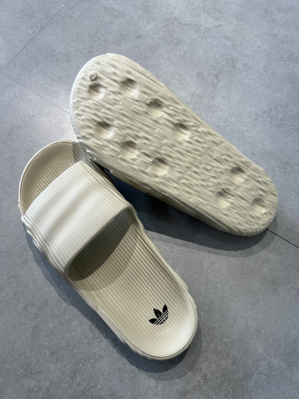 CHINELO ADIDAS ADILETTE - BEGE