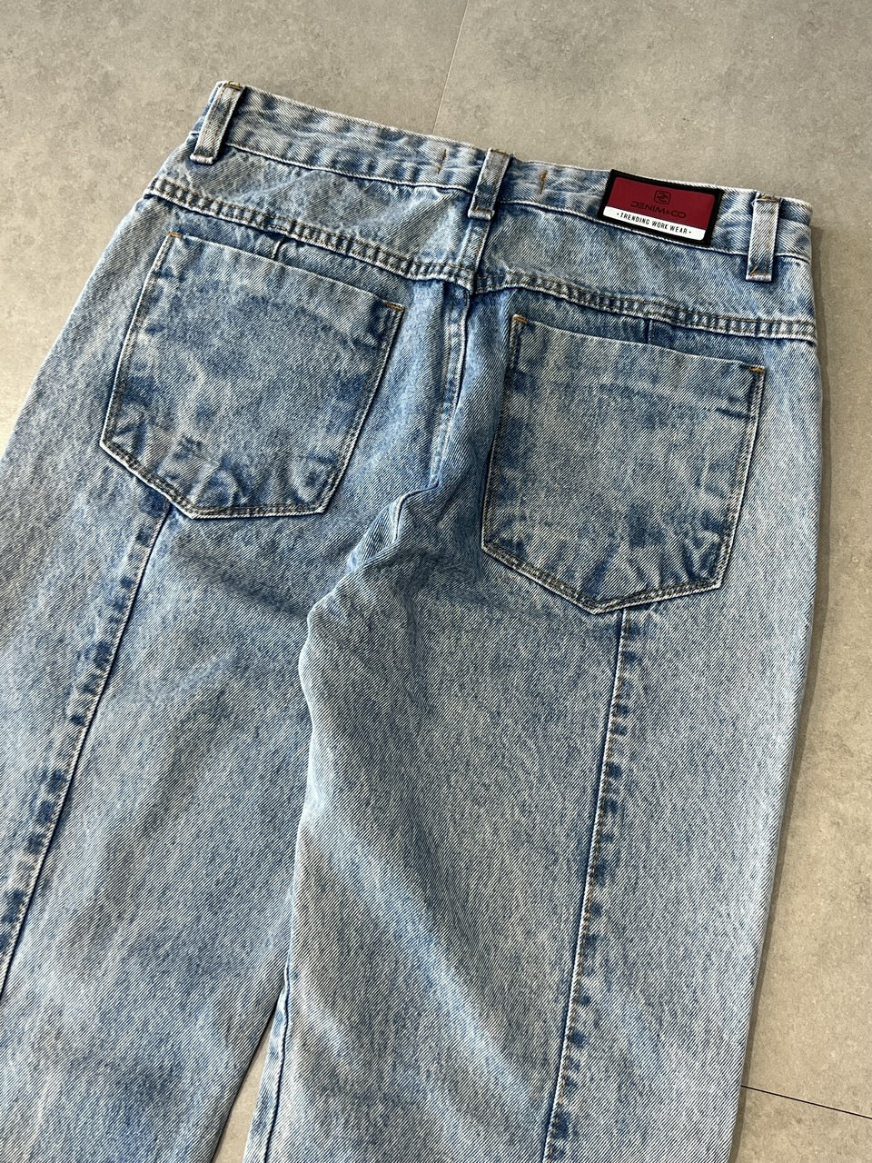 CALÇA JEANS RETA "LINES"