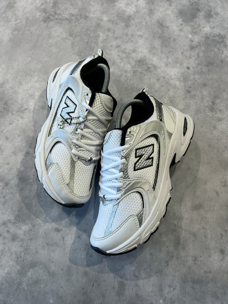 TÊNIS NEW BALANCE 530 "WHITE METALLIC"