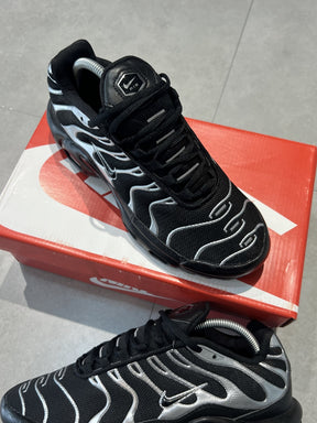 TÊNIS NIKE AIR MAX PLUS TN - METALLIC SILVER