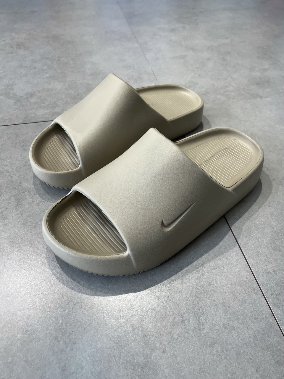 CHINELO NIKE CALM - BEGE